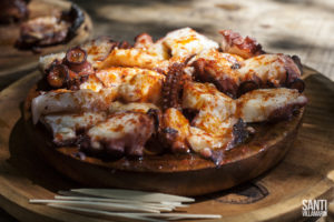 Pulpo a la gallega conocido como "pulpo á feira"una joya de la gastronomía española que puedes disfrutar en el Camino de Santiago