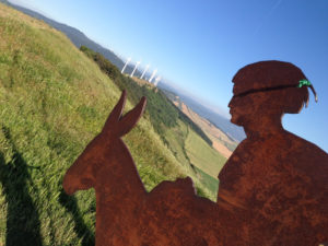 Escultura en el Alto del Perdón con molinos de fondo