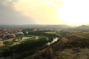 Parque de la Ribera al lado del Ebro con Logroño al fondo