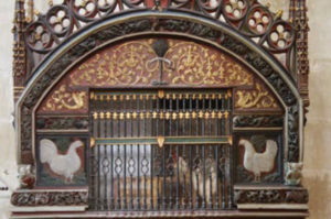 Escultura de un gallinero en el interior de la catedral de Santo Domingo de la Calzada