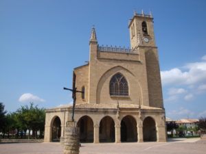 Fachada de la iglesia de San Juan Bautista en Obanos