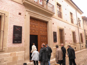 People at the entrance to the Carlismo Museum