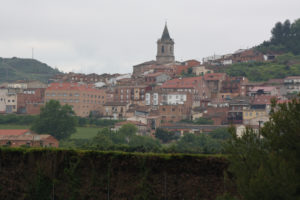 Vista del pueblo de Navarrete desde el trayecto del Camino de Santiago