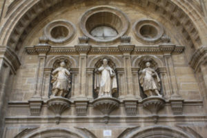 Entrada de la catedral de Santo Domingo de la Calzada con esculturas de piedra de los santos