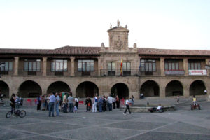 Plaza del ayuntamiento de Santo Domingo de la Calzada con gente 