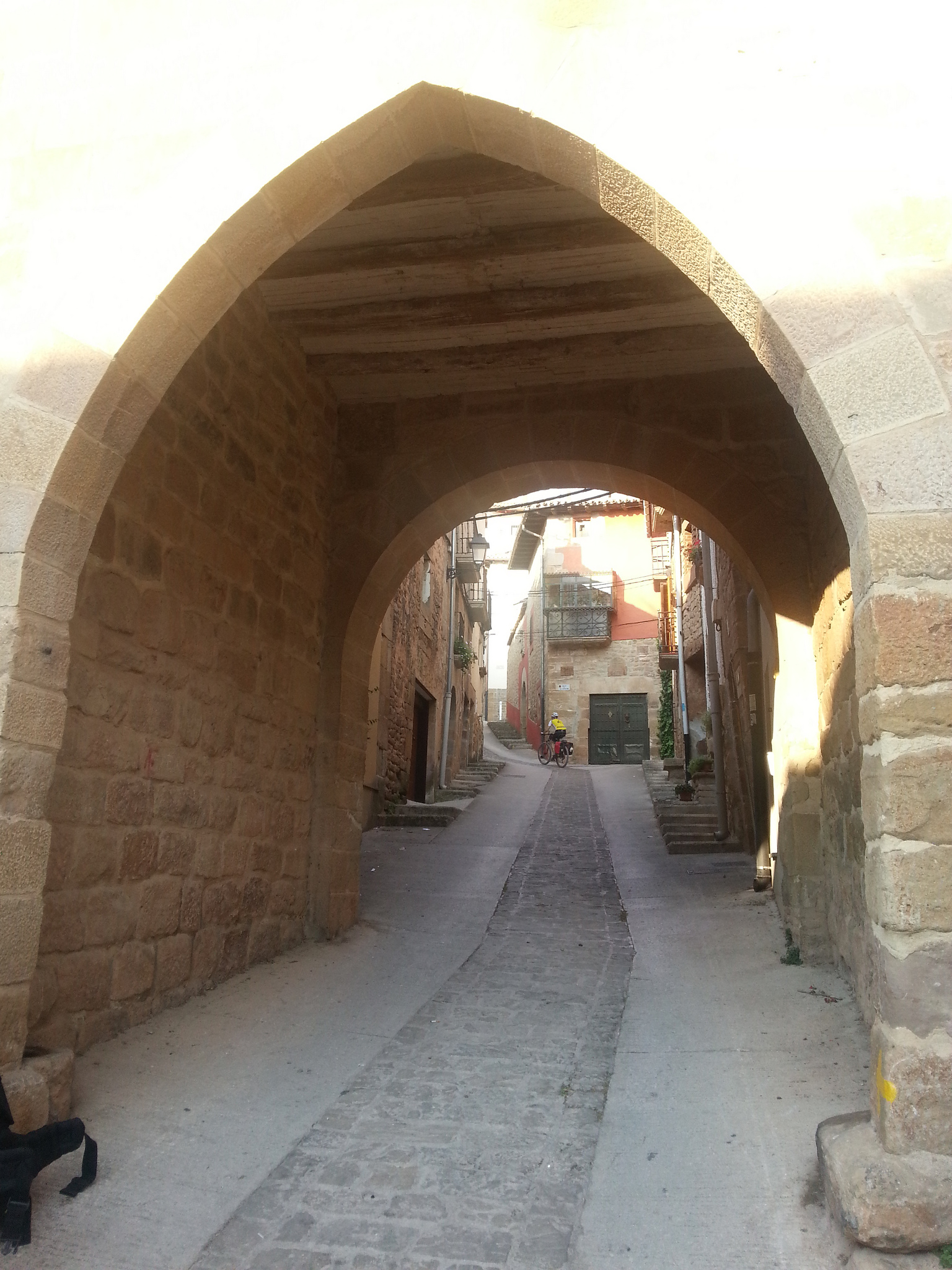Calle estrecha en el pueblo de Mañeru
