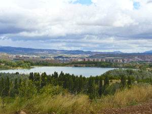 Embalse de la Grajera con Logroño al fondo