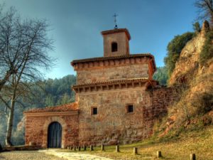 Camino con el Monasterio de Suso al fondo