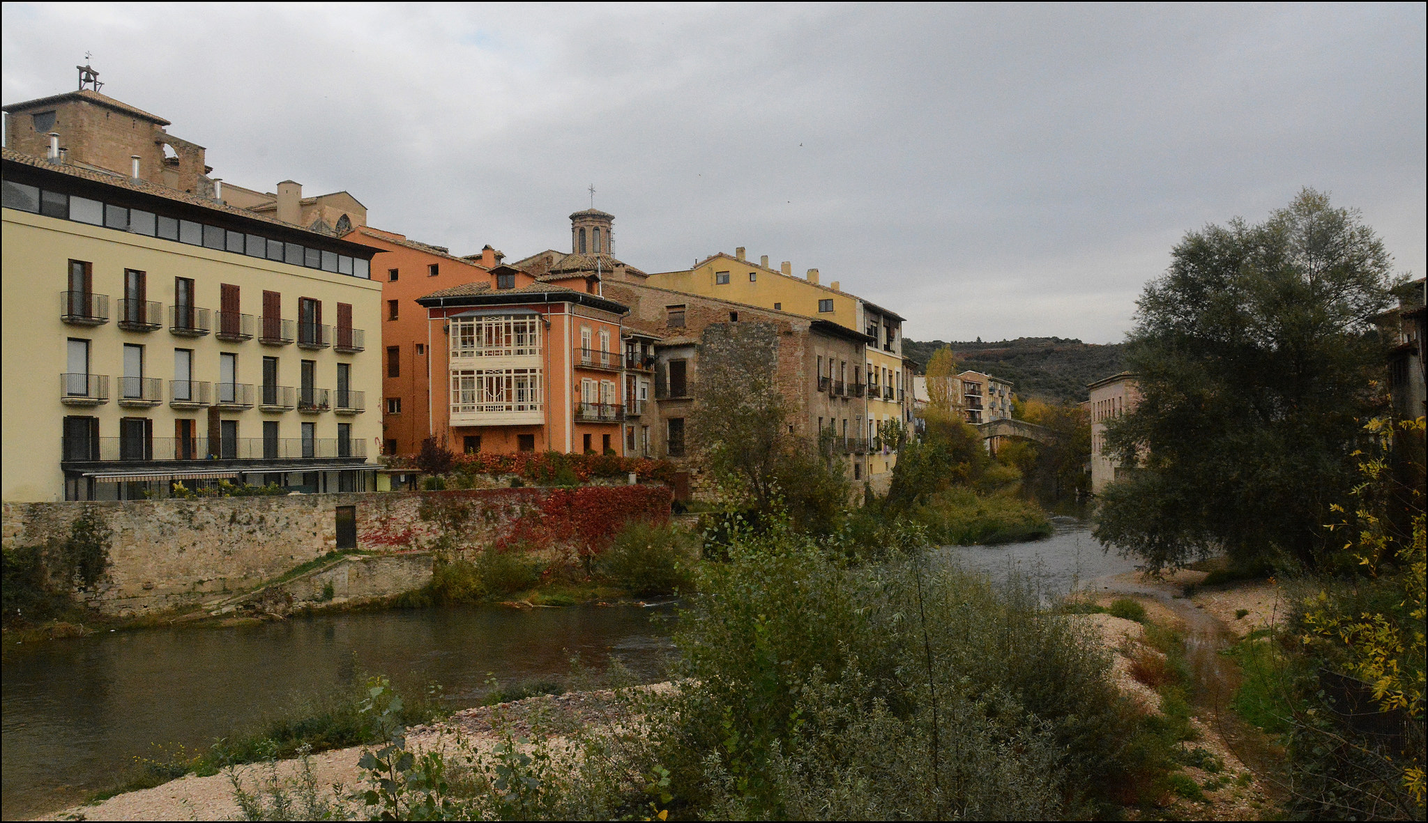 Casas en la ribera del río Ega (fotografía cedida en Flickr por Miguel Ángel García bajo las siguientes condiciones)