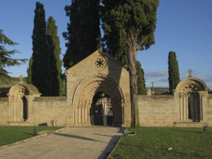La iglesia de San Juan de Acre en el cementerio del pueblo de Navarrete