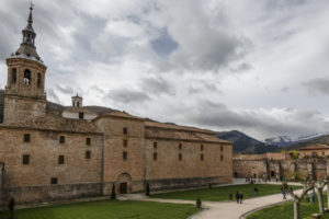 Imagen del Monasterio de San Millán de la Cogolla con su jardín