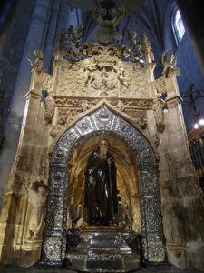 Carving of Santo Domingo in the cathedral, with sculptures of a rooster and a hen next to it
