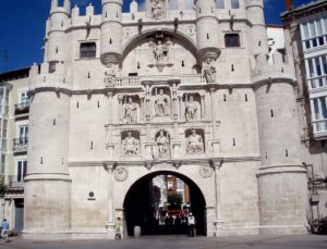 Arco de piedra de la iglesia de Santa María de Burgos