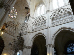 Interior de la catedral de Burgos, donde se puede ver el triforio ciego decorado