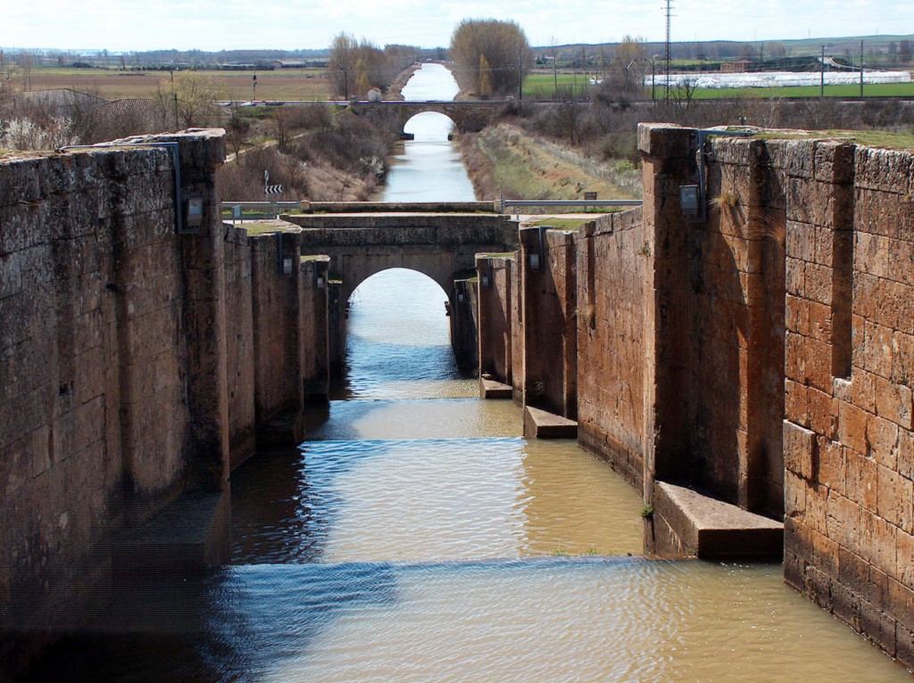 Esclusas de piedra situadas en el Canal de Castilla