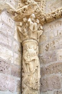 Capitel "del Bien" en la portada de la iglesia de Santiago