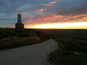Foto Flick Amanecer En El Alto De Mostelares Con El Cerro De Castrojeriz Abajo A La Derecha | Alquiler De Bicicletas Para El Camino De Santiago | Tournride