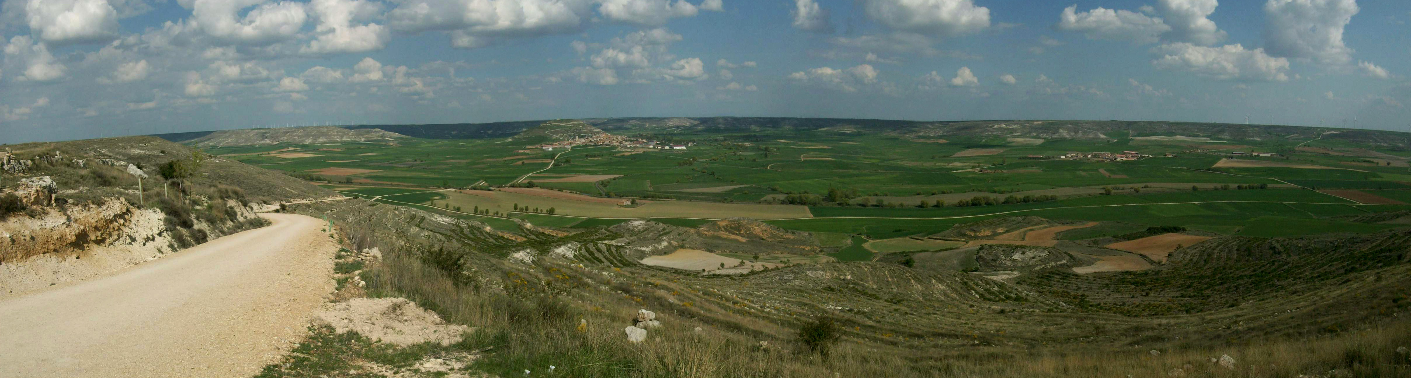 Panoramic view of the green fields from the Mostelares top 