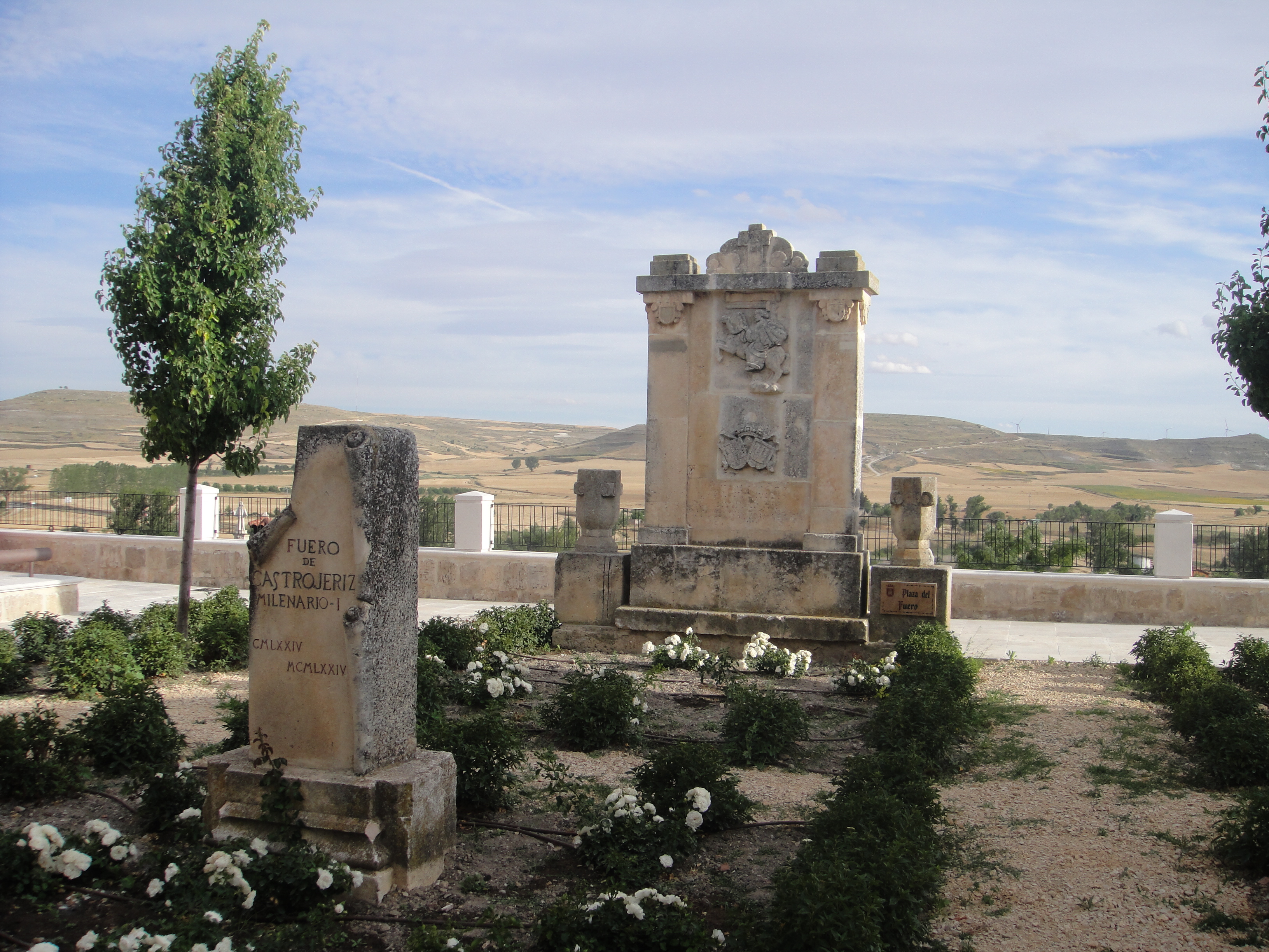 Monumento a la concesión del Fuero con tumbas con flores