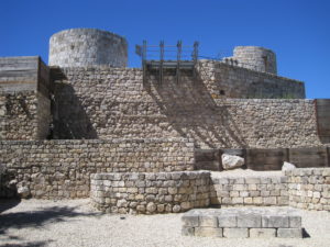 Puerta sur del castillo de piedra en Burgos