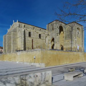 Vista sur de la iglesia de Santa María la Blanca en Villalcázar de Sirga