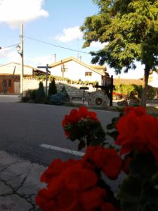 Carretera principal del pueblo de Agés