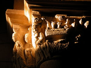 "Milagro de la luz" en el capitel de la Natividad en el monasterio de San Juan de Ortega