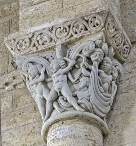 Capitel de la Orestiada en San Martín de Frómista. En la restauración del S. XIX el original se llevó a un museo y aquí se puso esta copia