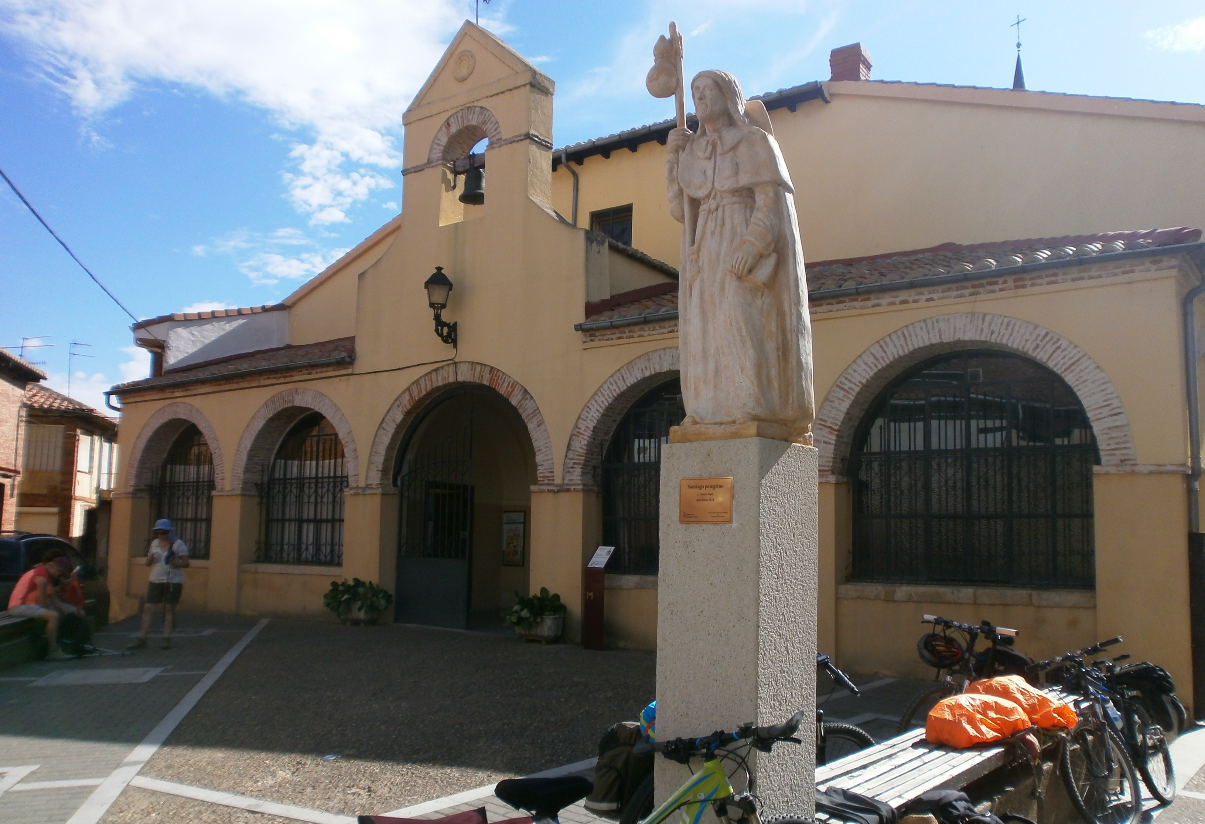Monumento al peregrino en Mansilla de las Mulas (Fotografía cedida por Adolfo Brigido)