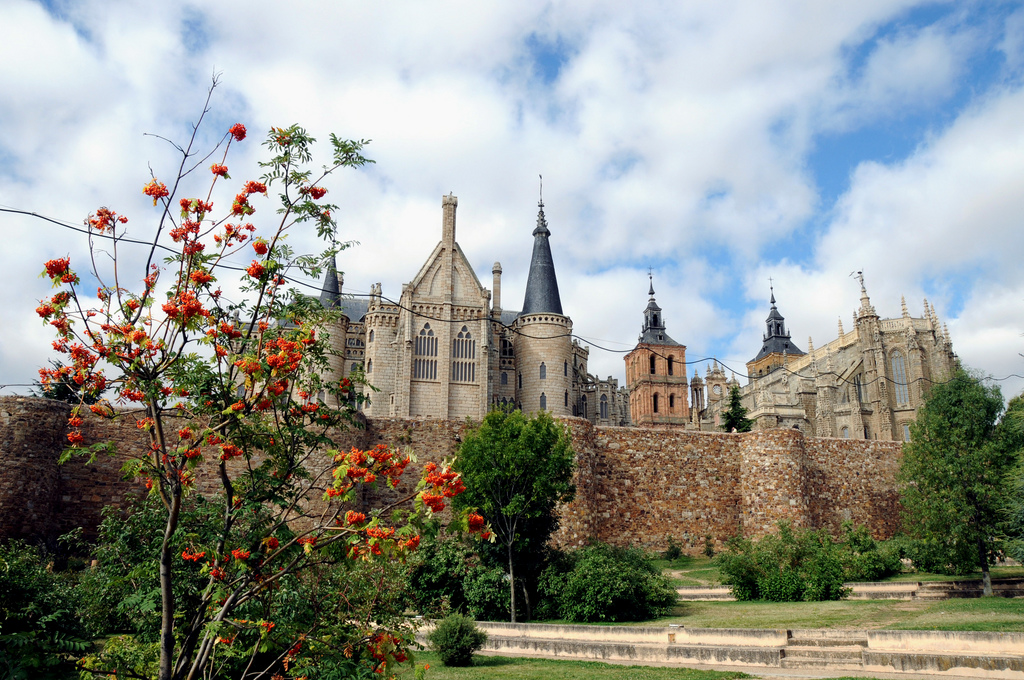 Fotografía de un palacio de Astorga con una muralla y un jardín enfrente