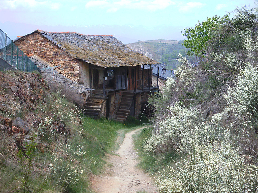 Casa antigua en el pueblo de Riego de Ambrós