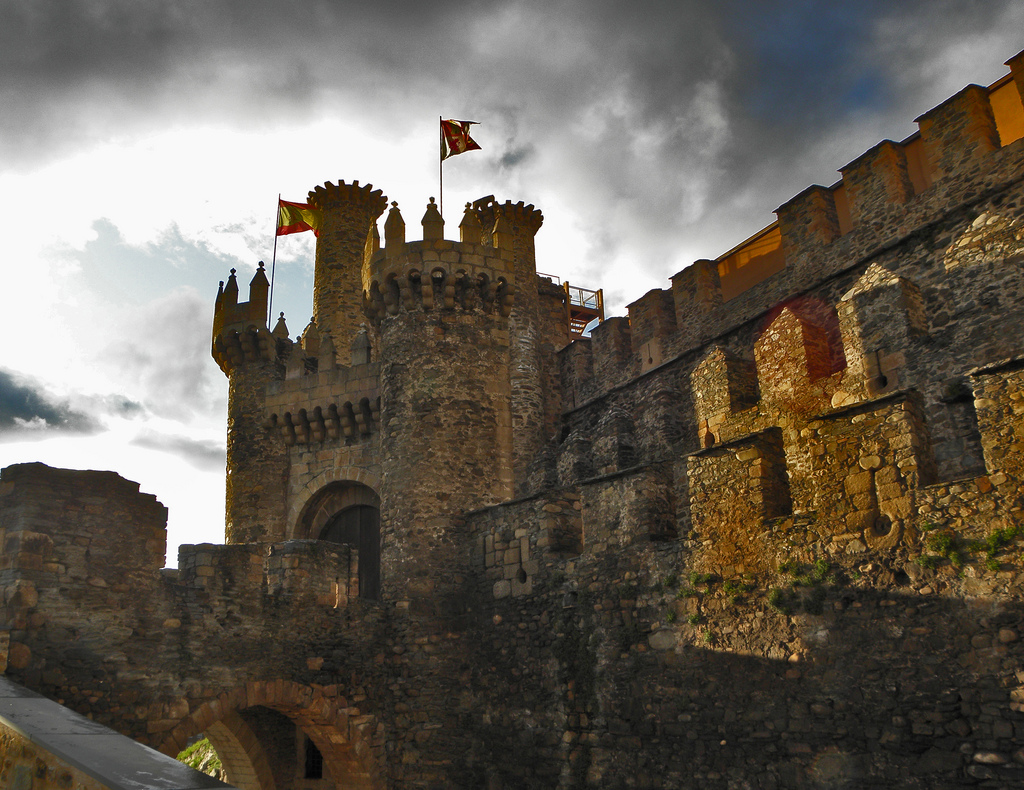 Castillo templario de Ponferrada con la bandera de España
