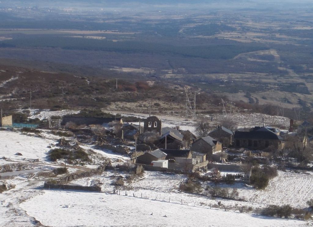 Vista del pueblo de Foncebadón nevado en invierno