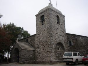Iglesia Santa Maria Real O Cebreiro | 산티아고 순례길을 위한 자전거 대여 | 투른라이드