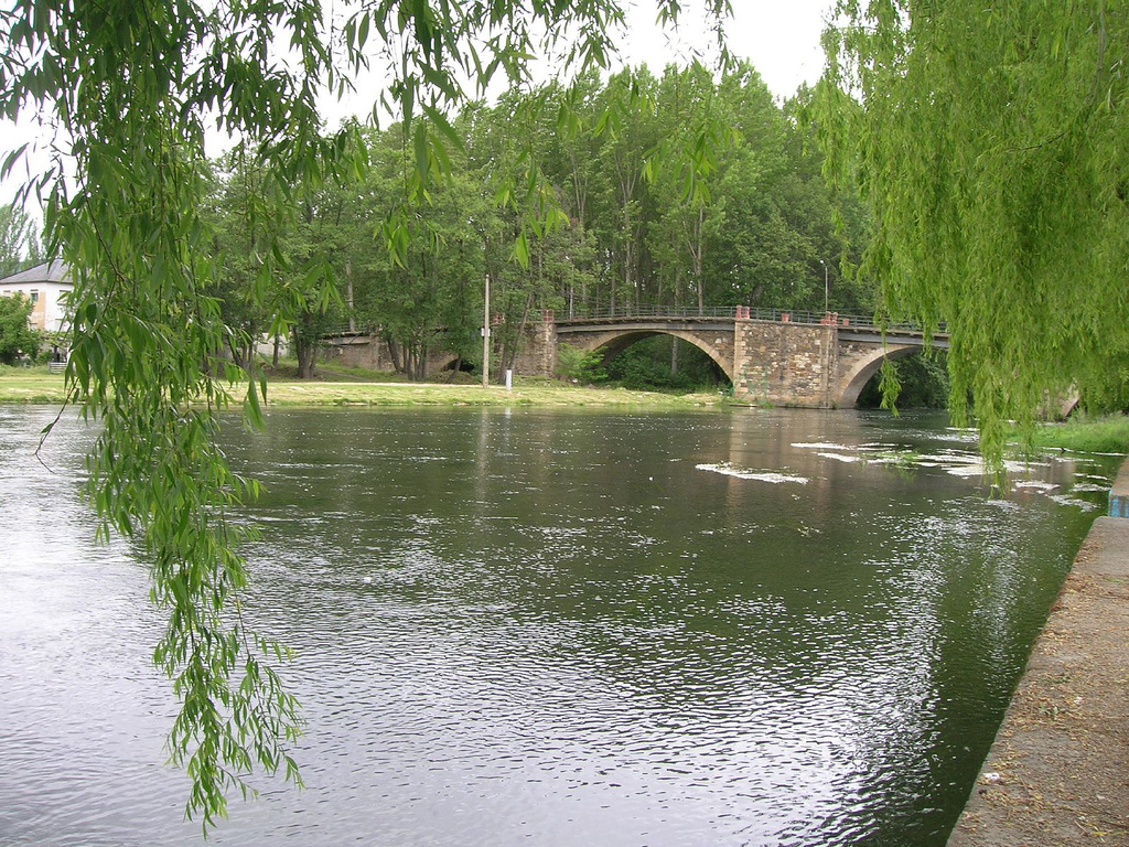 Puente de Cacabelos con el río circulando por debajo de él