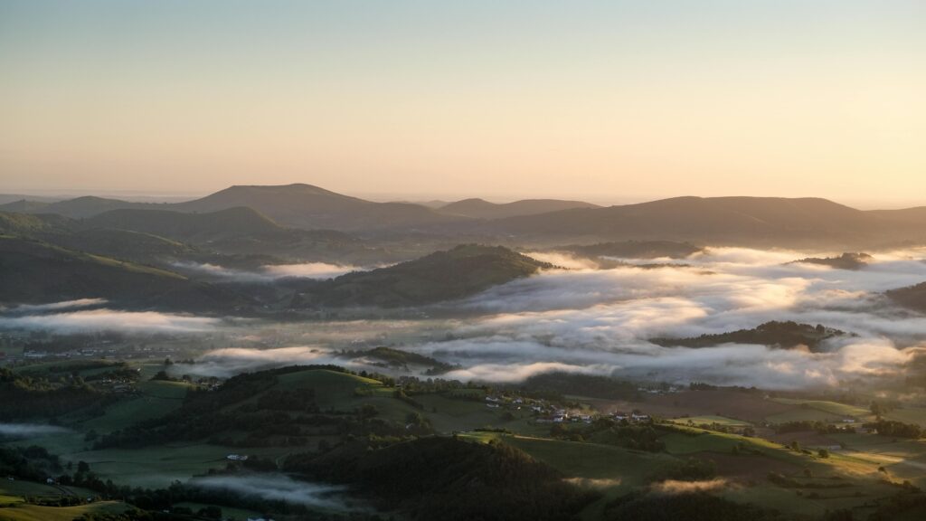 Hacer El Camino De Santiago En Bici En 14 Días. Paisaje Pirineos