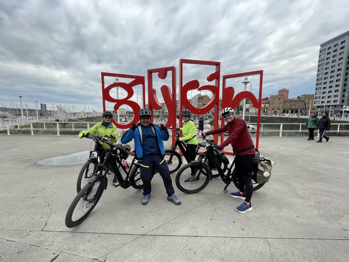 Sobre Nós 1 Grupo De Ciclistas Com E-Bikes Da Tournride Em Gijón Durante O Caminho Do Norte