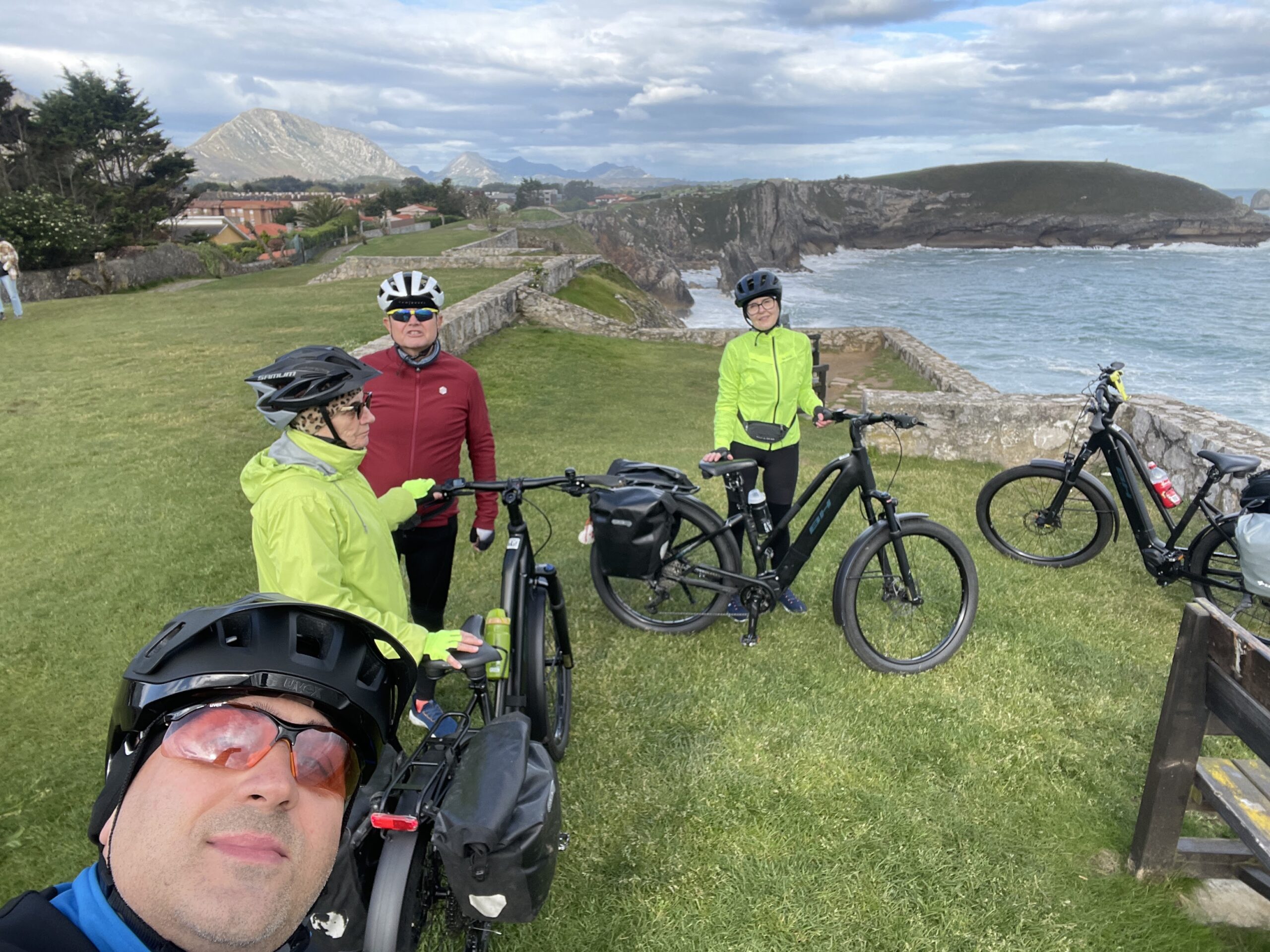 Peregrinos Tournride En E-Bike Bh Atom En El Camino Del Norte, Mirador Del Cantábrico