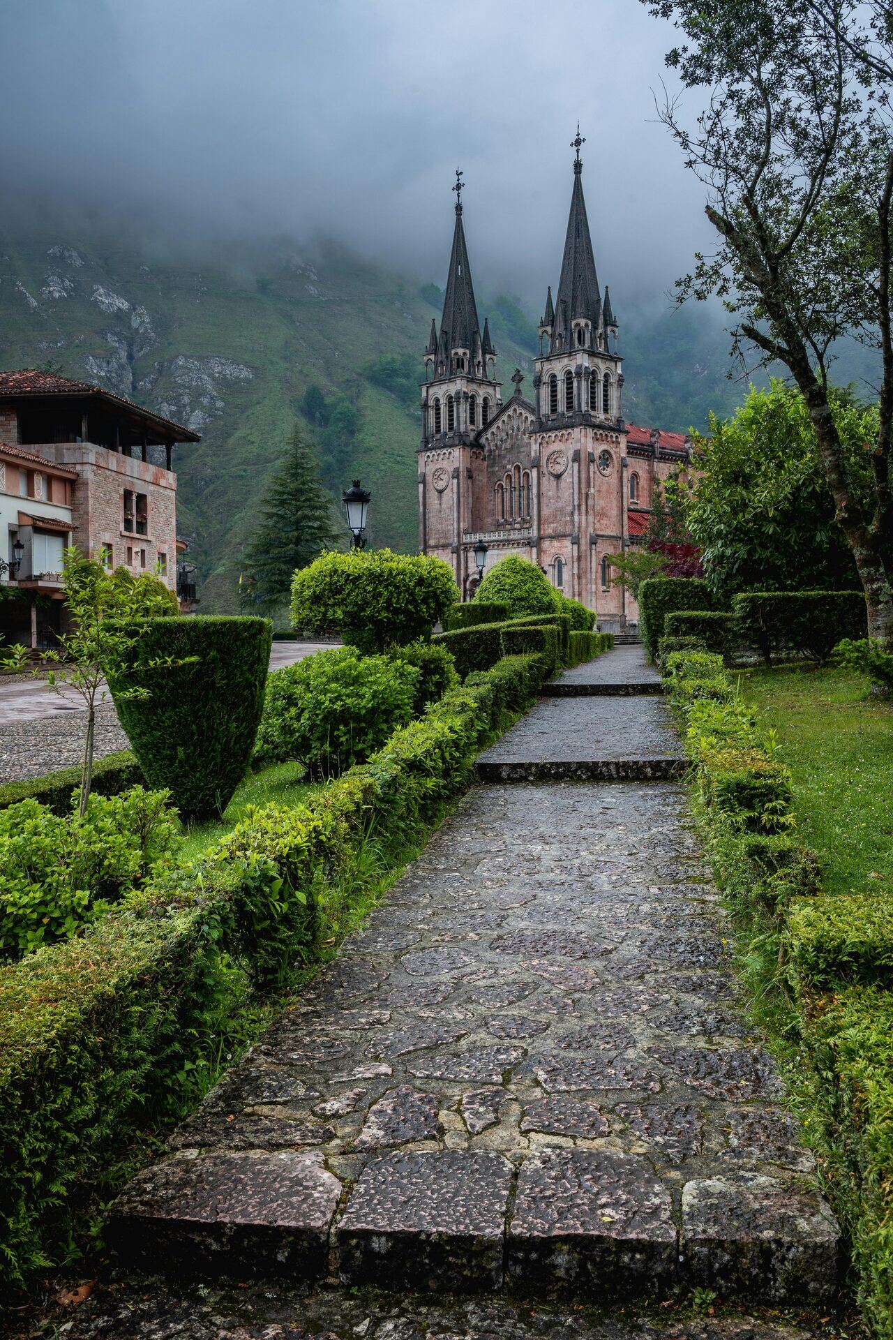 Santuário De Covadonga Com Os Picos De Europa Na Neblina