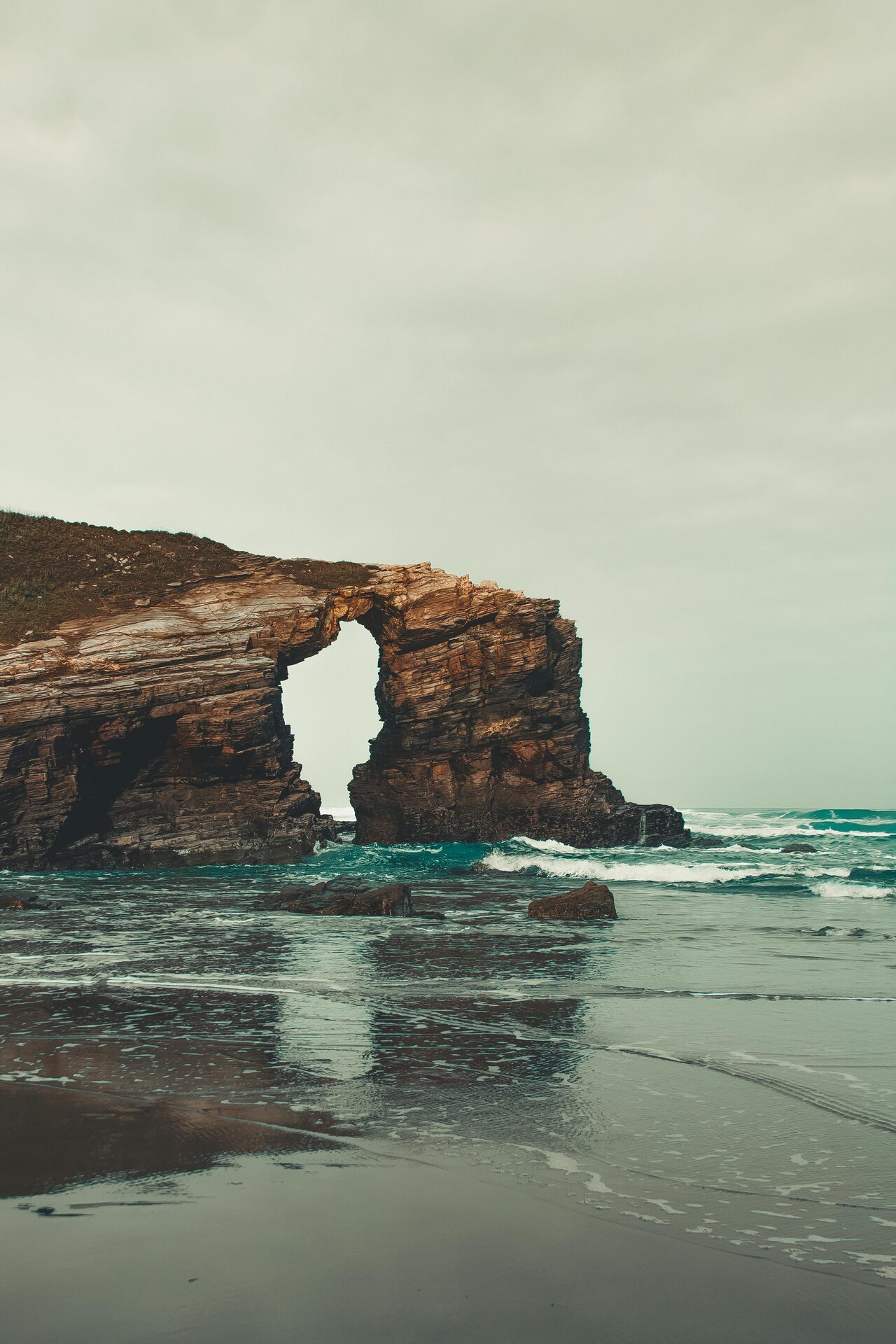 Arco De Rocha Da Praia Das Catedrais Na Costa Do Caminho Do Norte